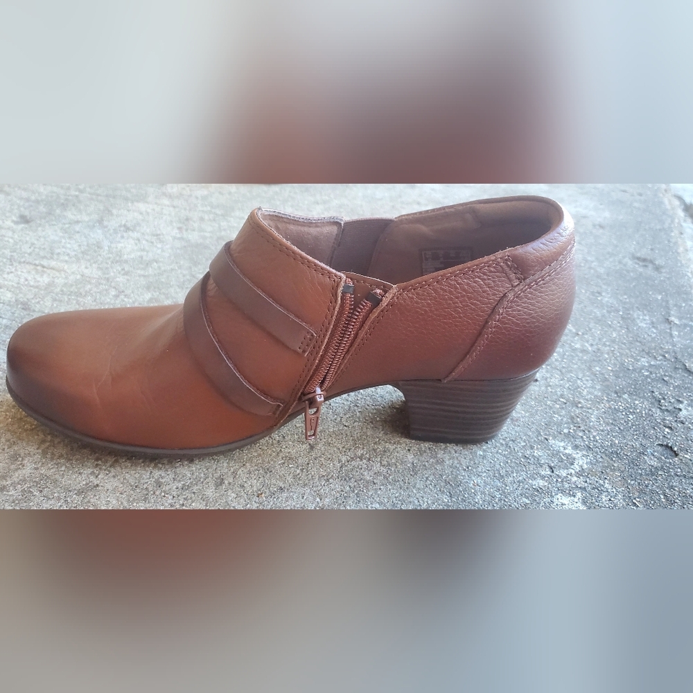 New Size 8 Clark's Leather Heeled Bootie - Picture 2 of 15